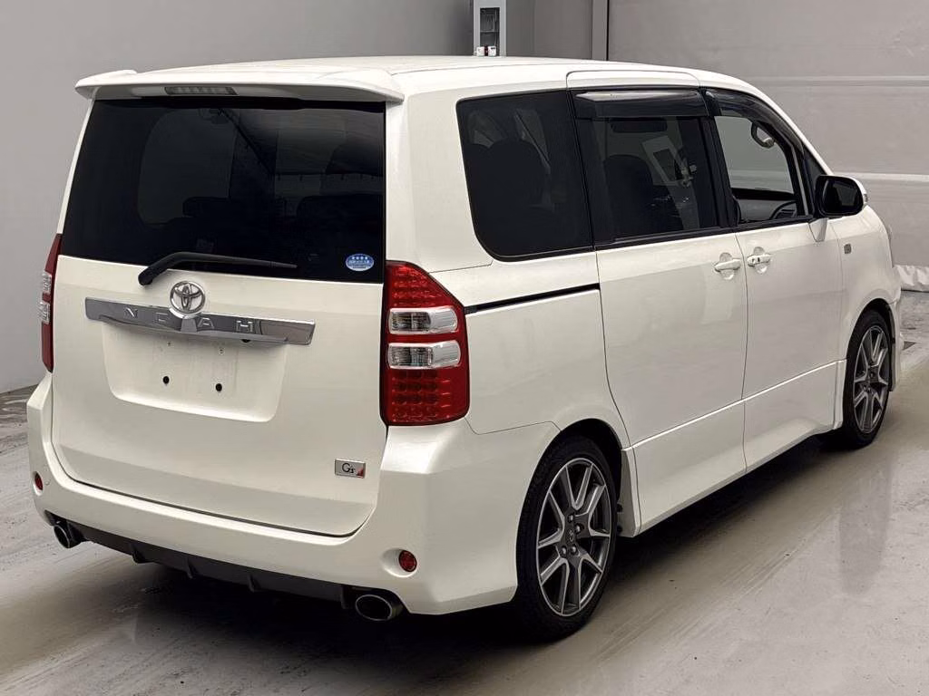 TOYOTA NOAH