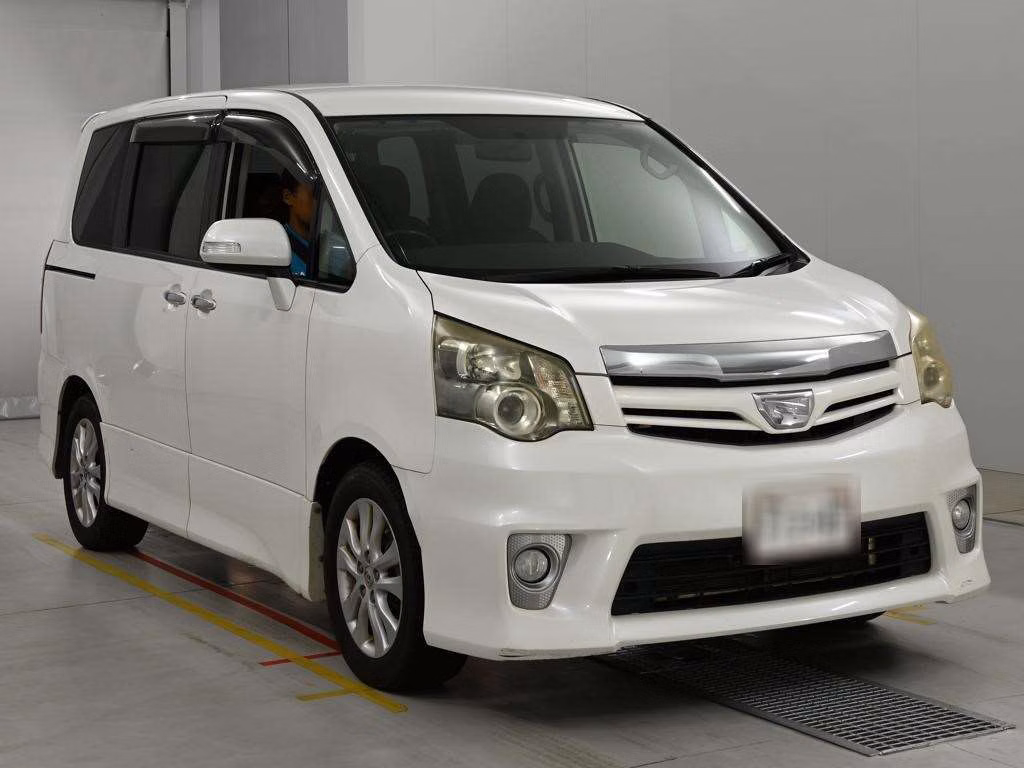 TOYOTA NOAH
