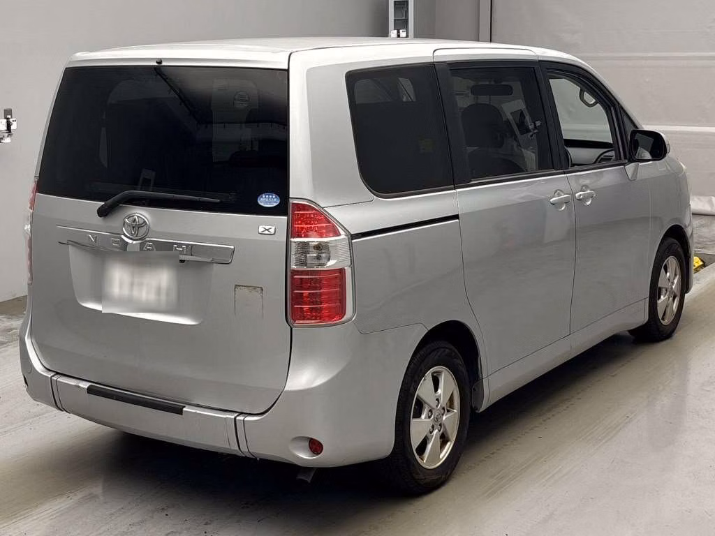 TOYOTA NOAH