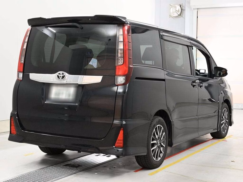 TOYOTA NOAH