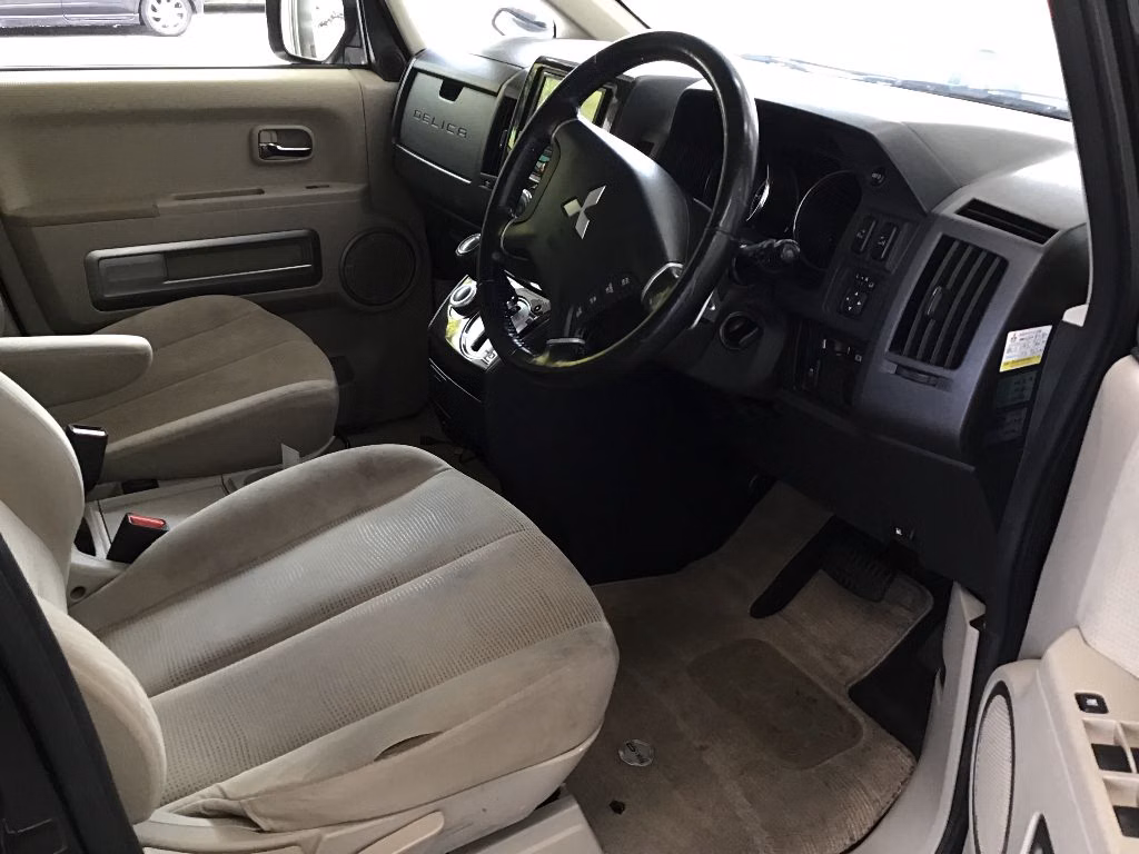 MITSUBISHI DELICA D:5