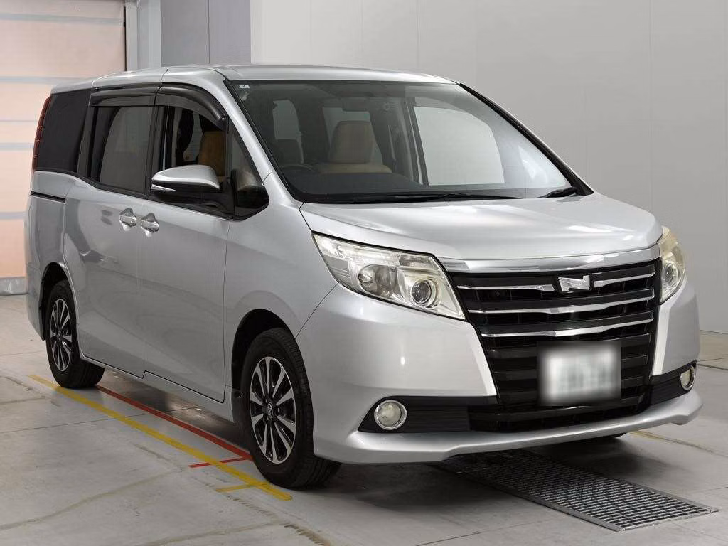 TOYOTA NOAH