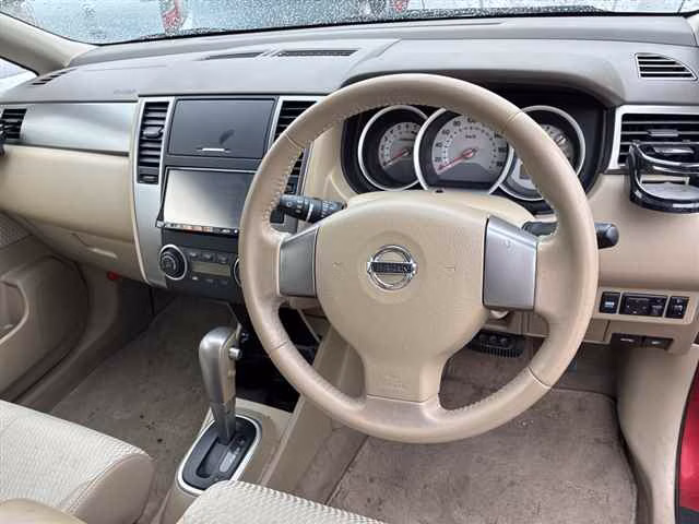 NISSAN TIIDA
