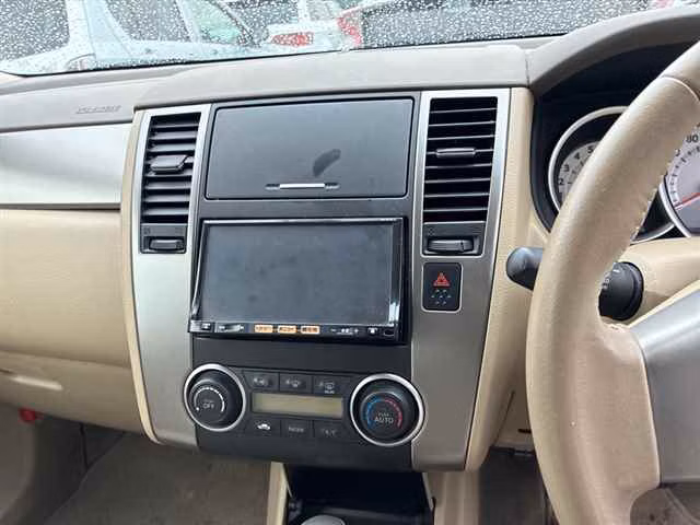 NISSAN TIIDA