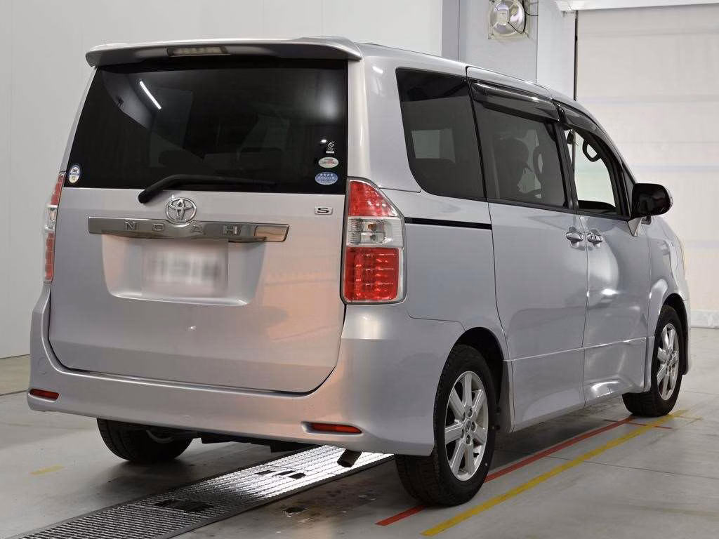 TOYOTA NOAH