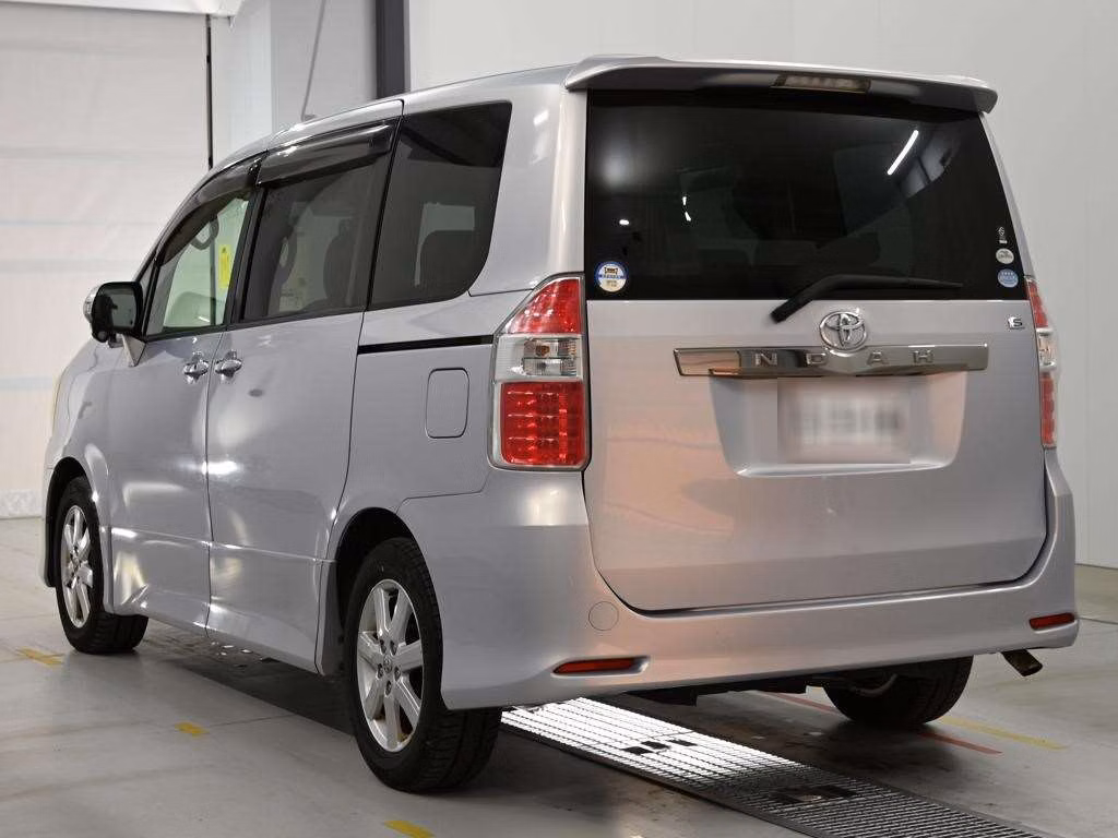 TOYOTA NOAH