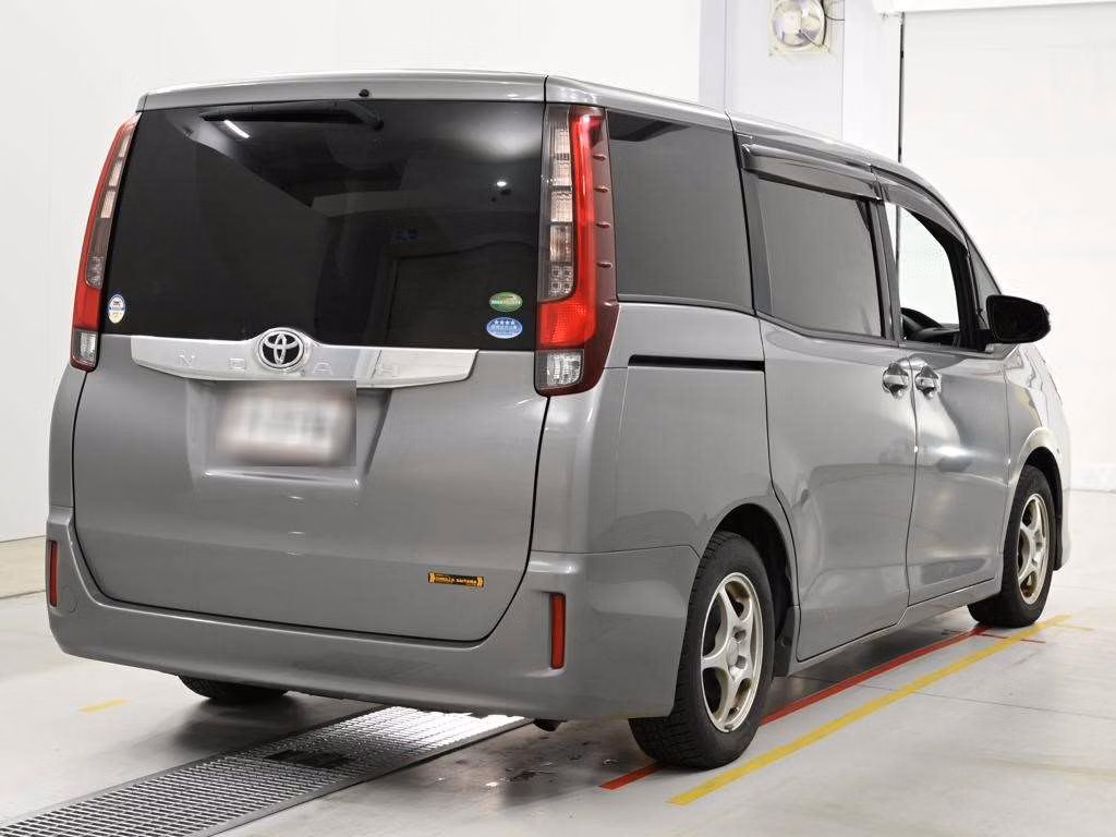 TOYOTA NOAH