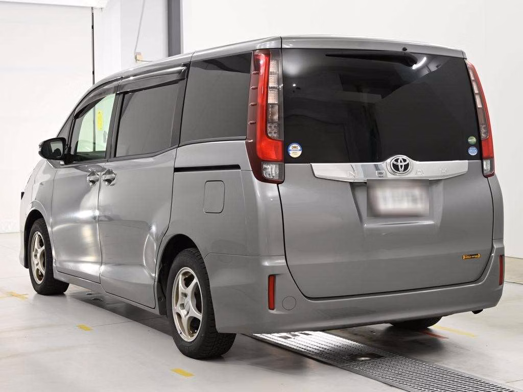 TOYOTA NOAH