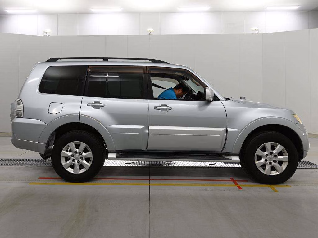 MITSUBISHI PAJERO