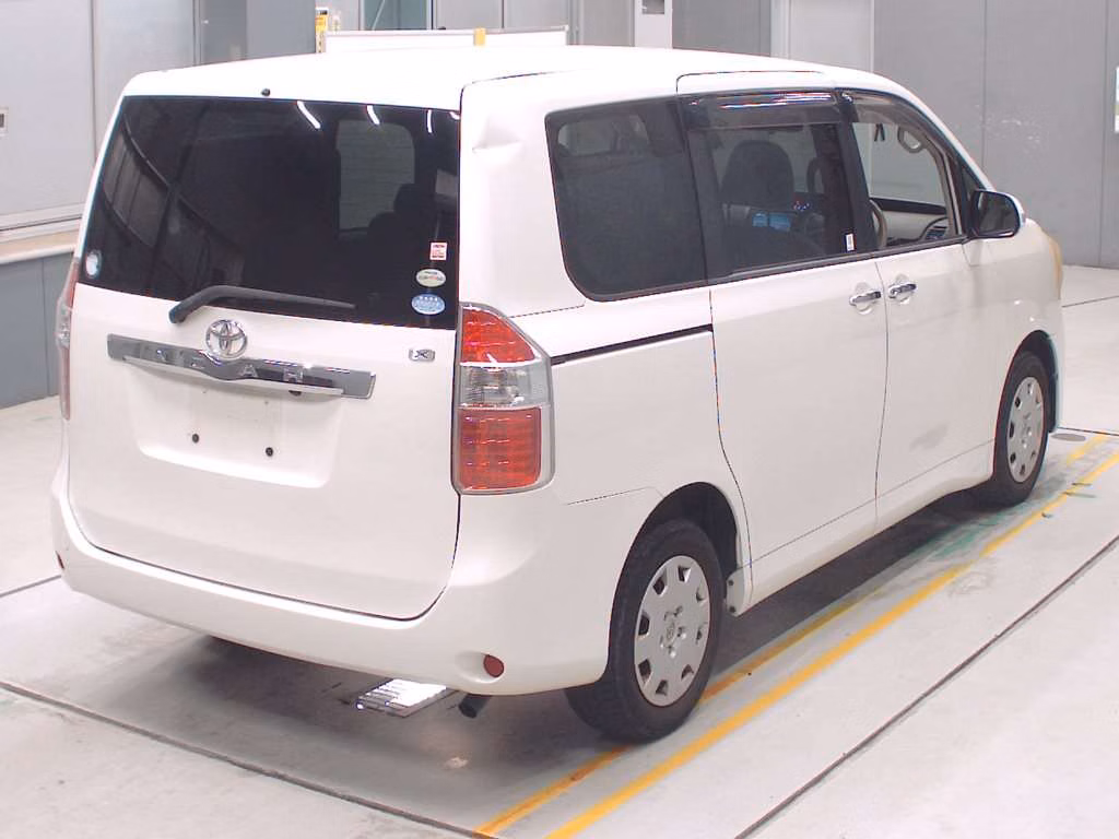 TOYOTA NOAH