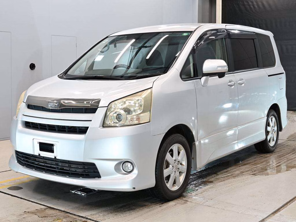 TOYOTA NOAH