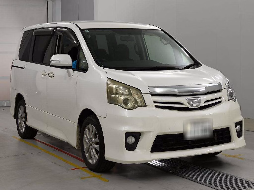 TOYOTA NOAH