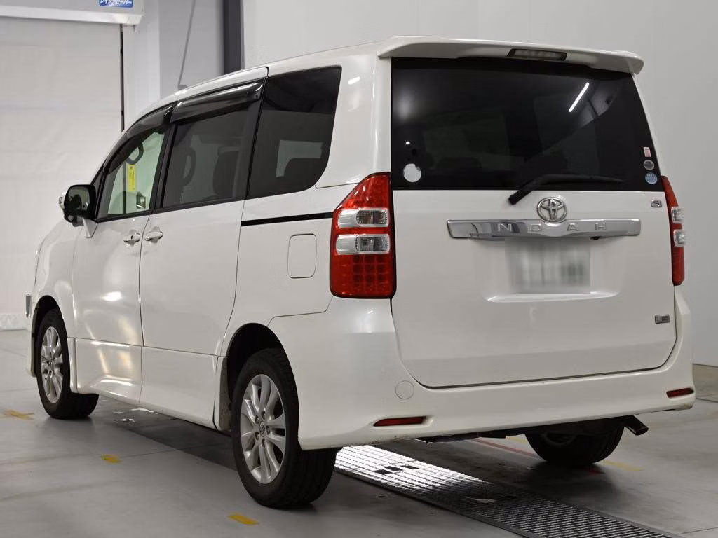 TOYOTA NOAH