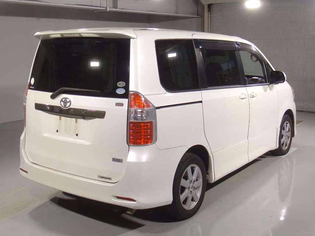 TOYOTA NOAH