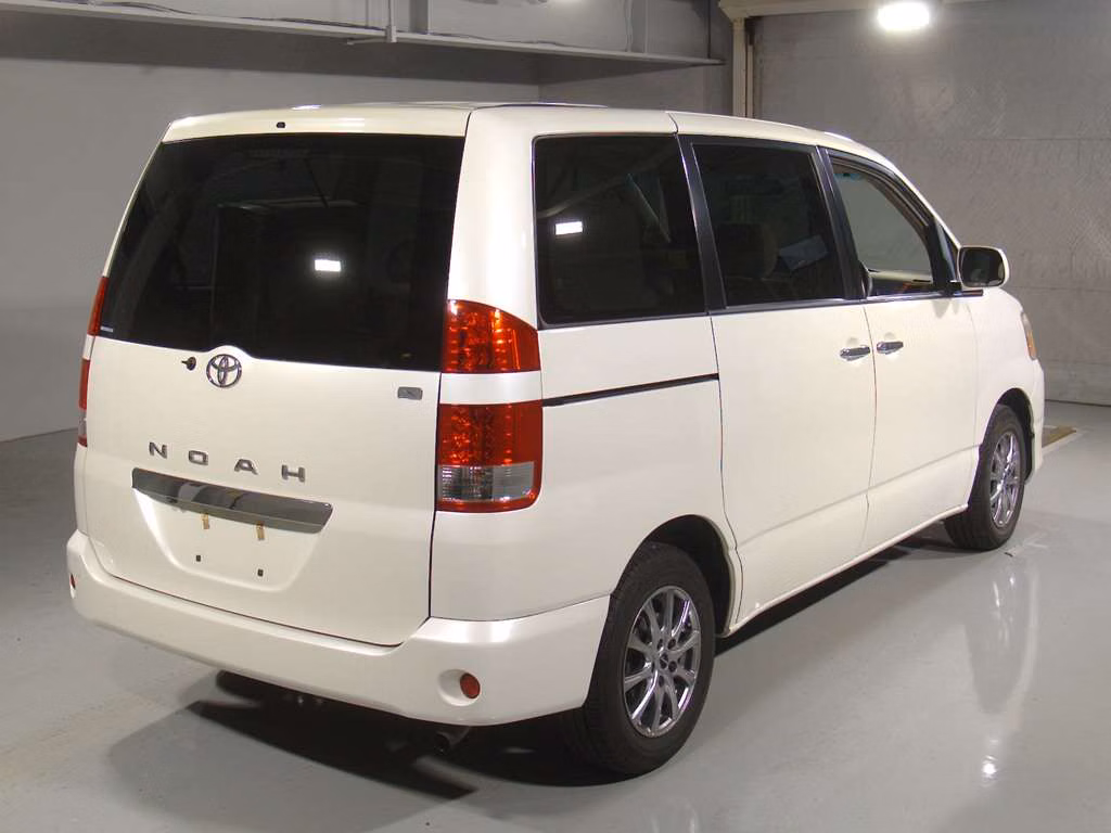 TOYOTA NOAH