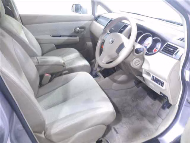 NISSAN TIIDA