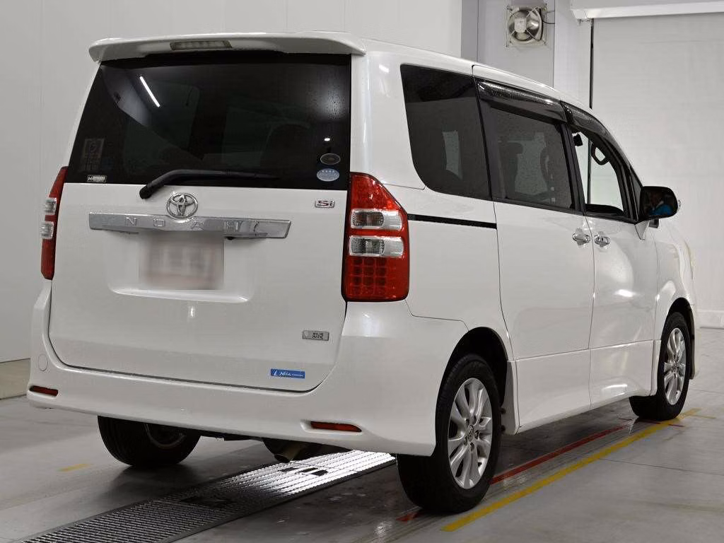 TOYOTA NOAH