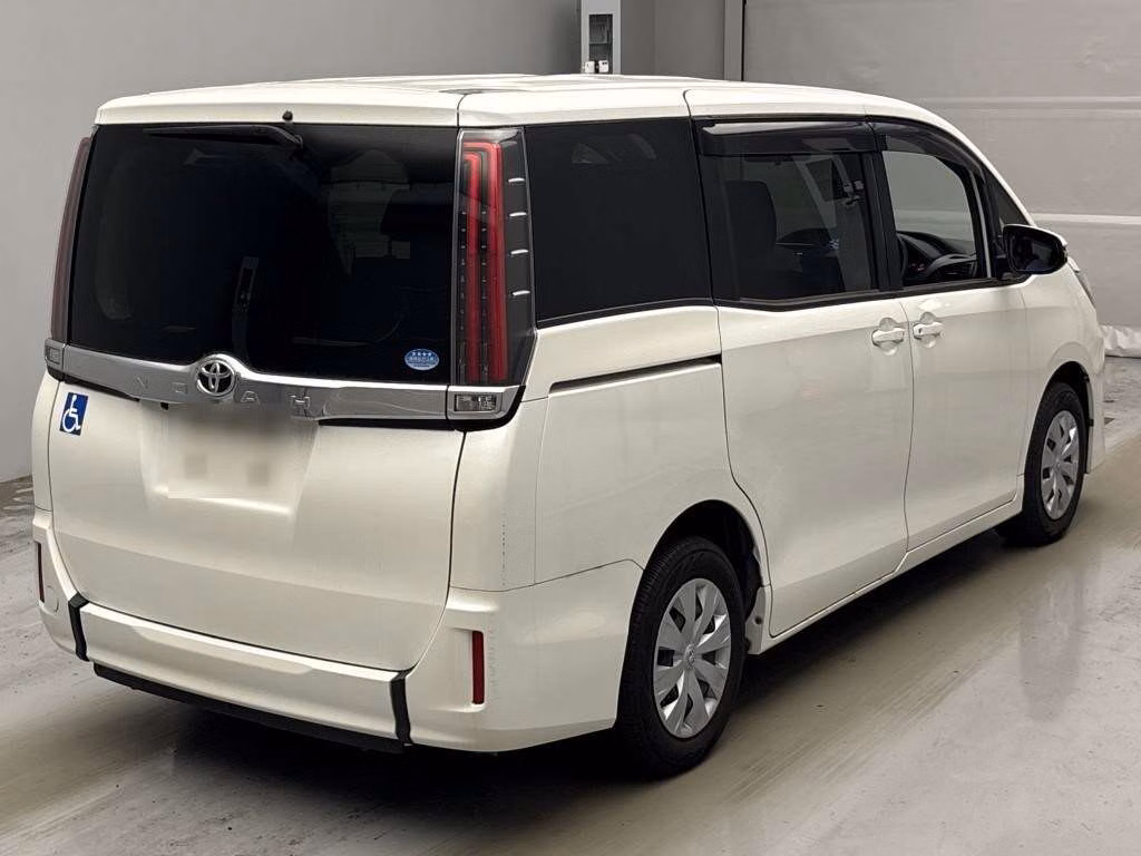 TOYOTA NOAH
