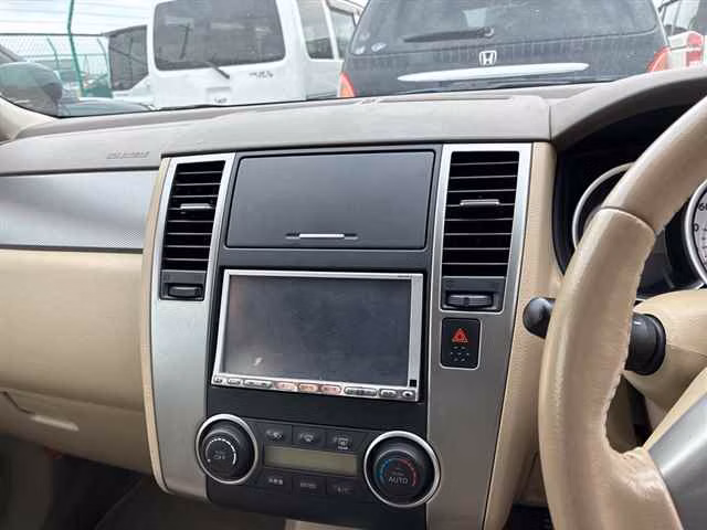 NISSAN TIIDA