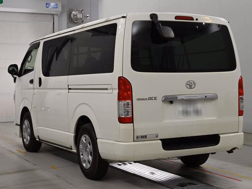 TOYOTA REGIUS ACE