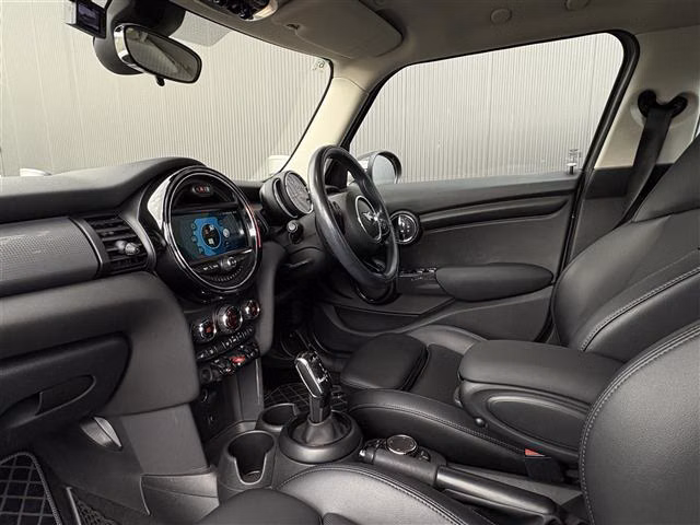 MINI HATCH