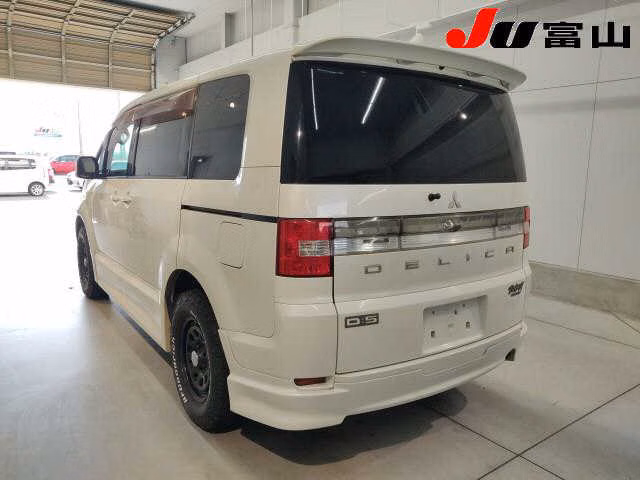 MITSUBISHI DELICA D:5