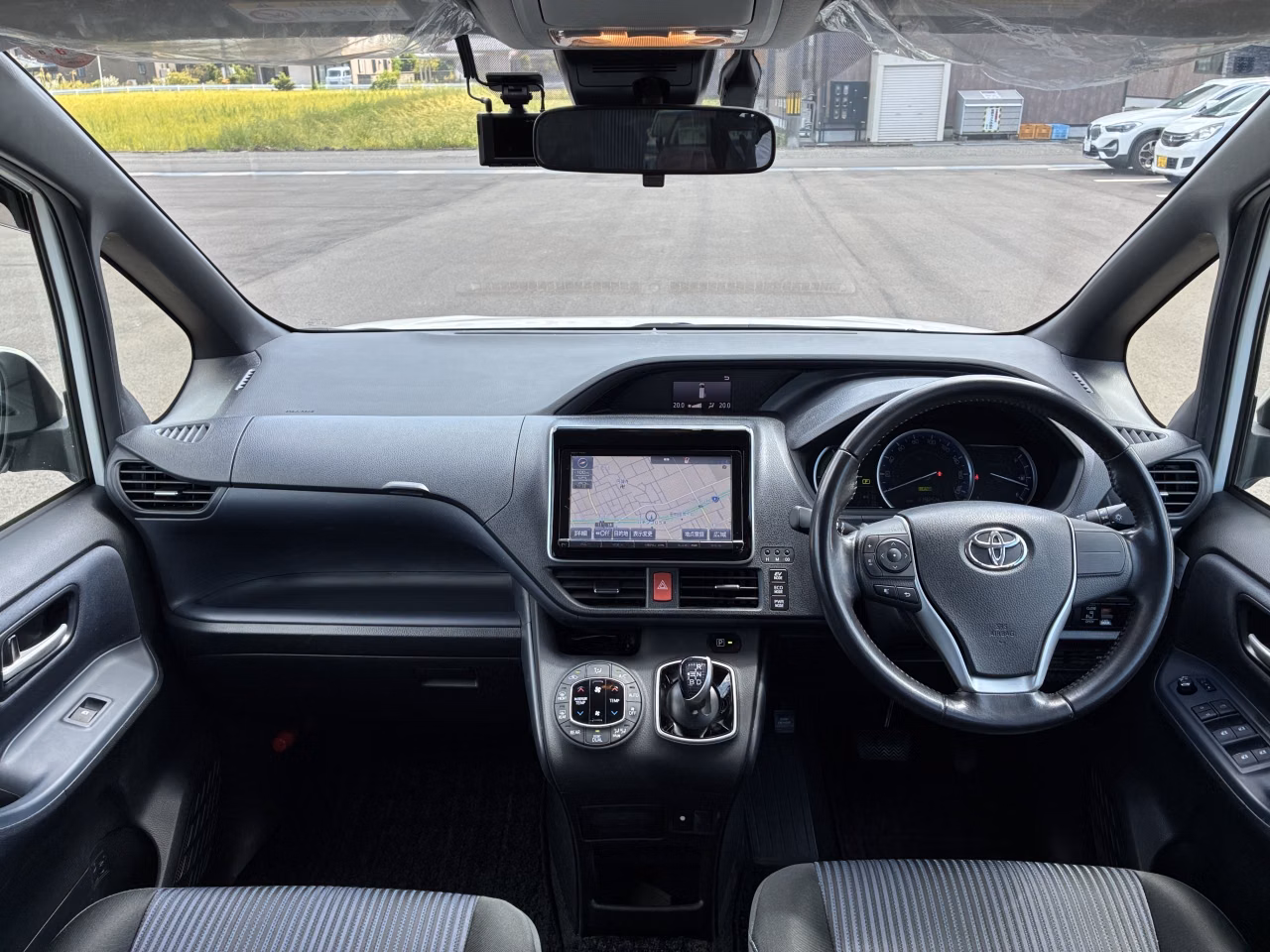 TOYOTA VOXY