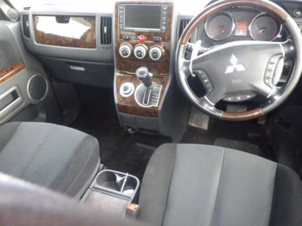 MITSUBISHI DELICA D:5