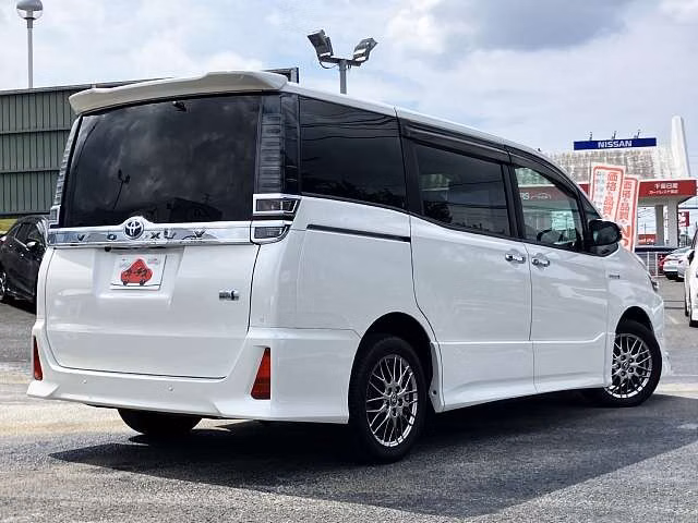 TOYOTA VOXY