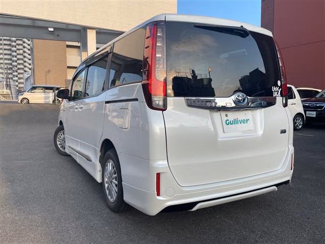 TOYOTA NOAH