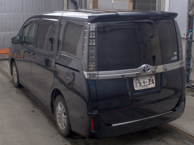 TOYOTA VOXY