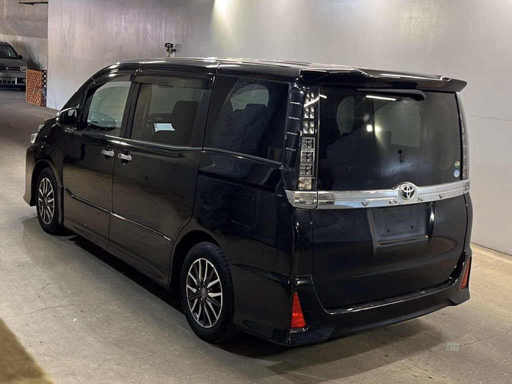 TOYOTA VOXY