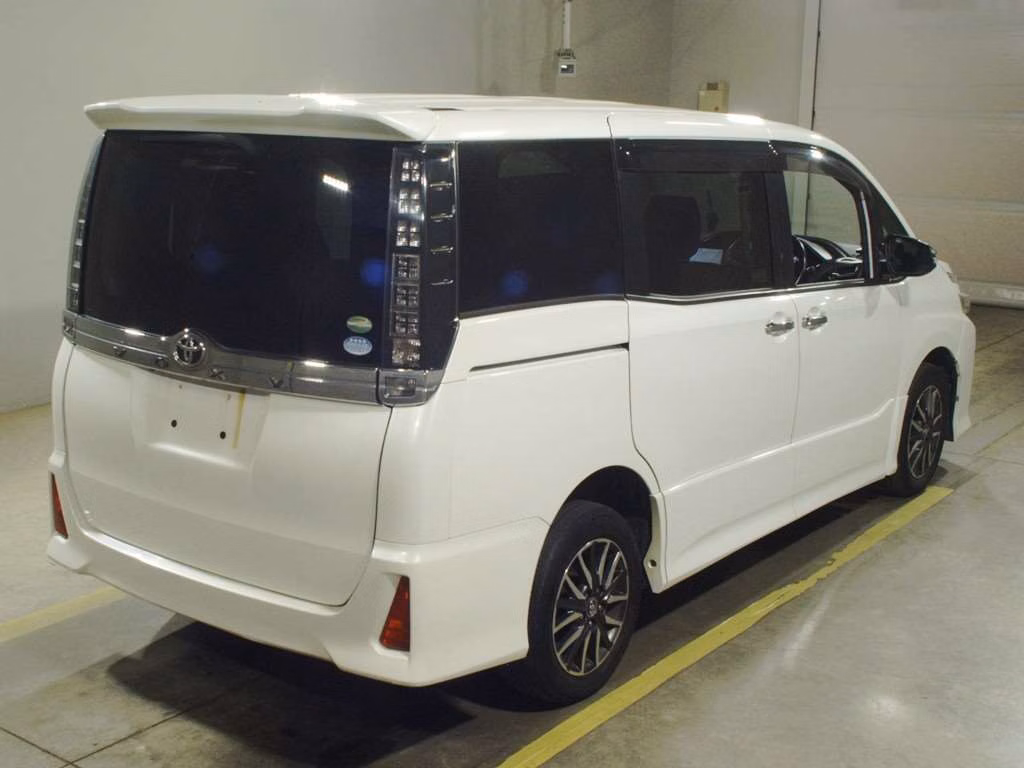 TOYOTA VOXY