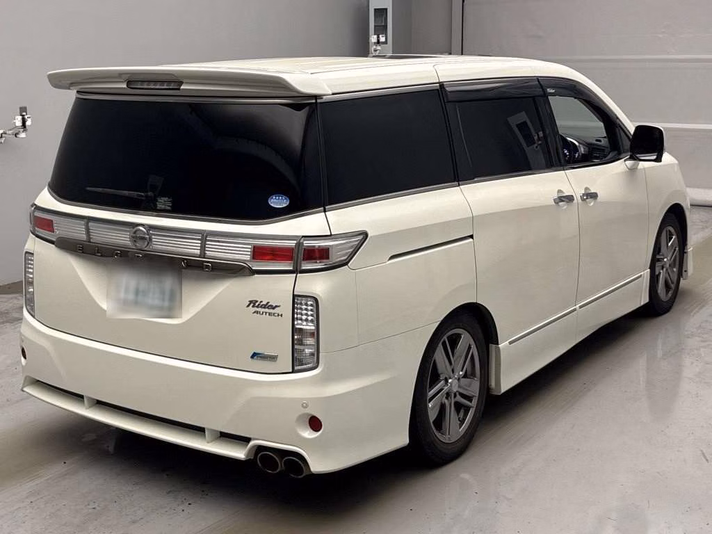 NISSAN ELGRAND
