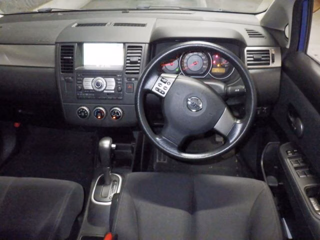 NISSAN TIIDA
