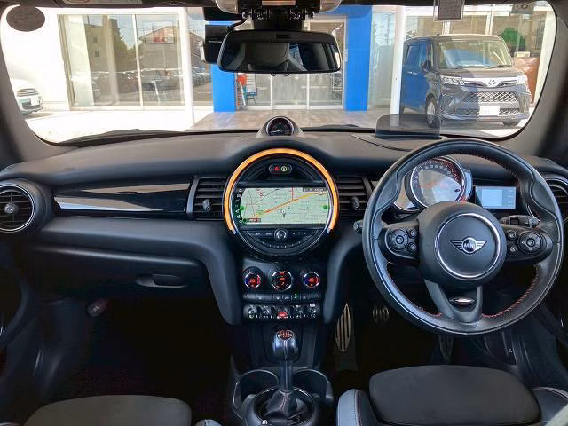 MINI HATCH