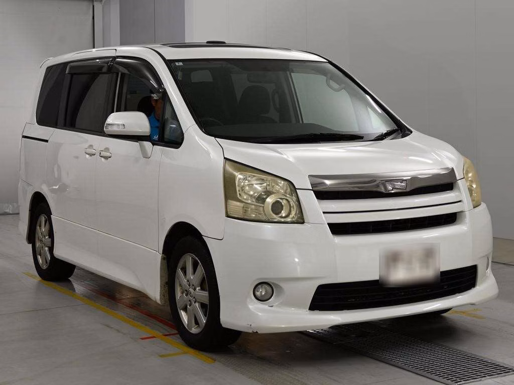 TOYOTA NOAH