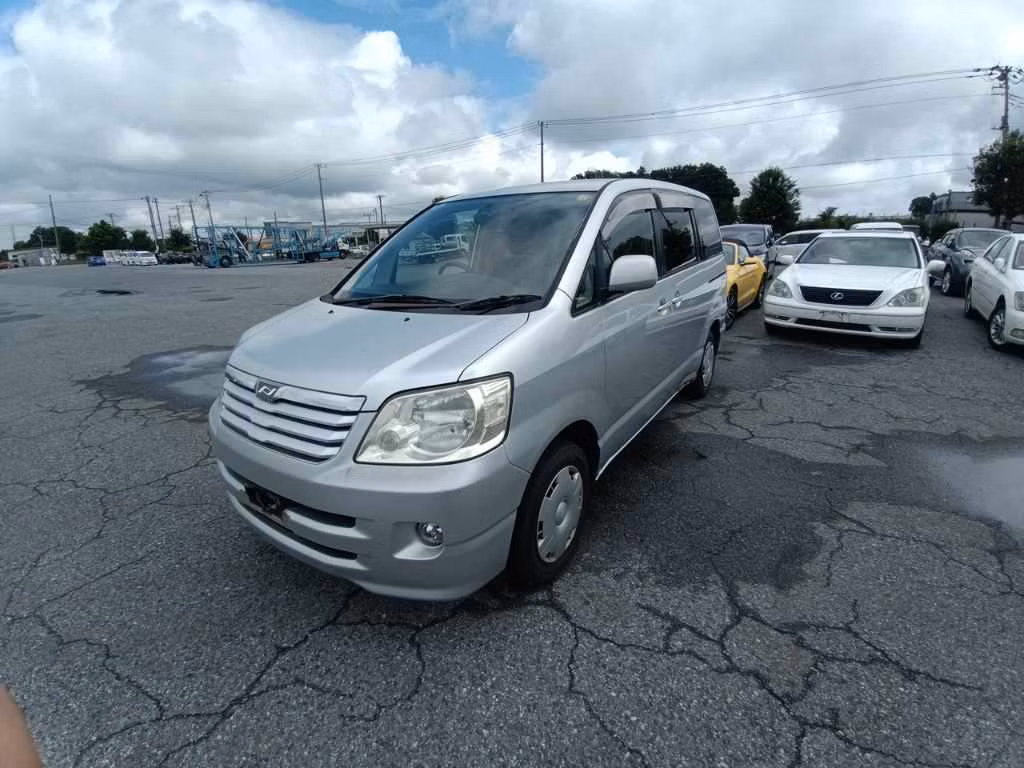 TOYOTA NOAH