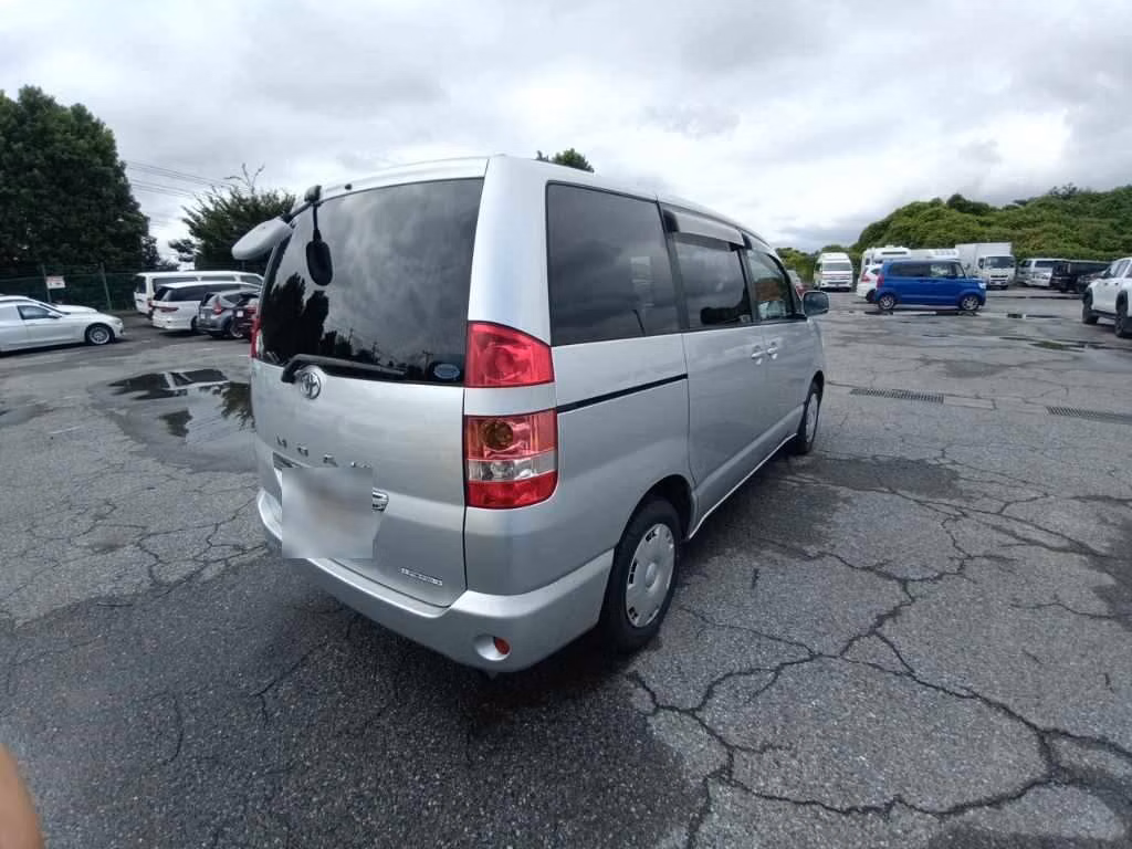 TOYOTA NOAH
