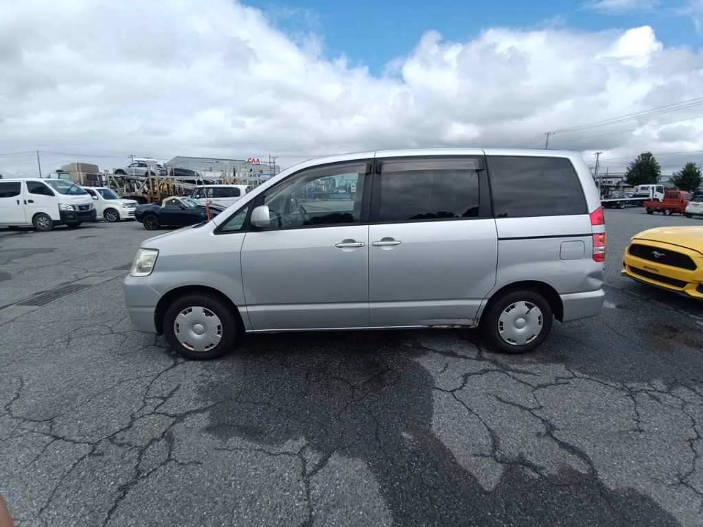 TOYOTA NOAH