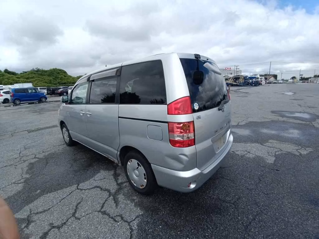 TOYOTA NOAH