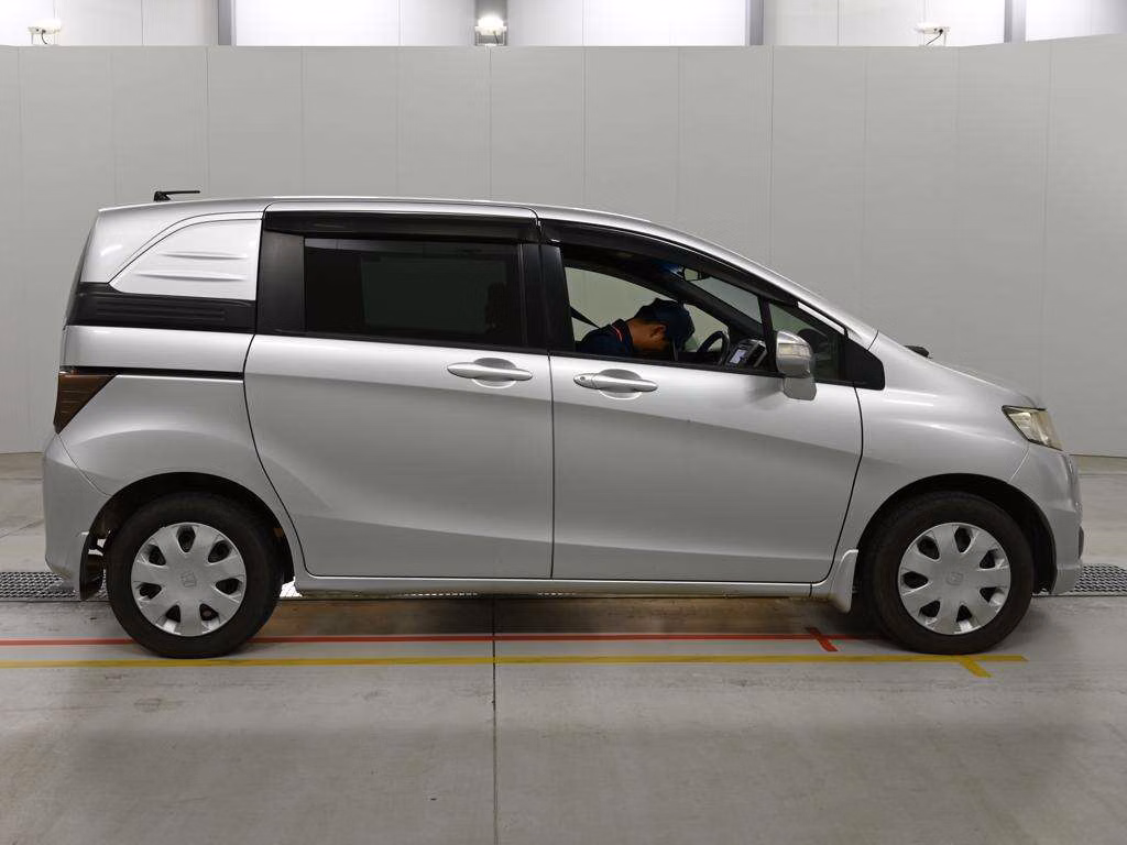 HONDA FREED SPIKE