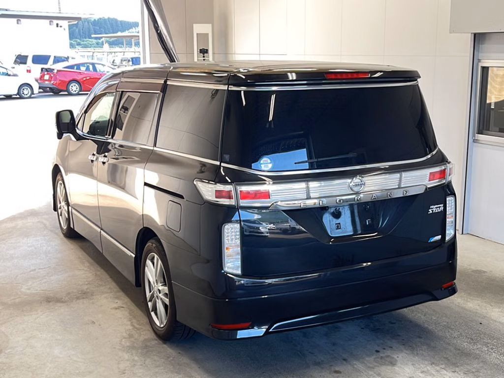 NISSAN ELGRAND