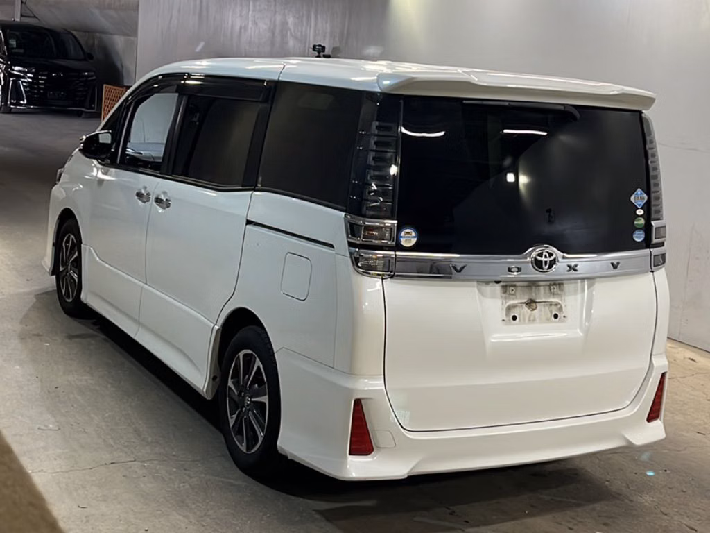TOYOTA VOXY