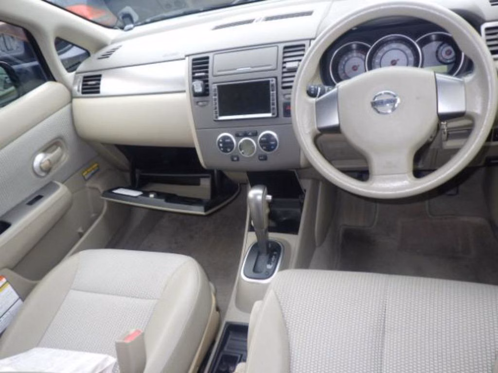 NISSAN TIIDA