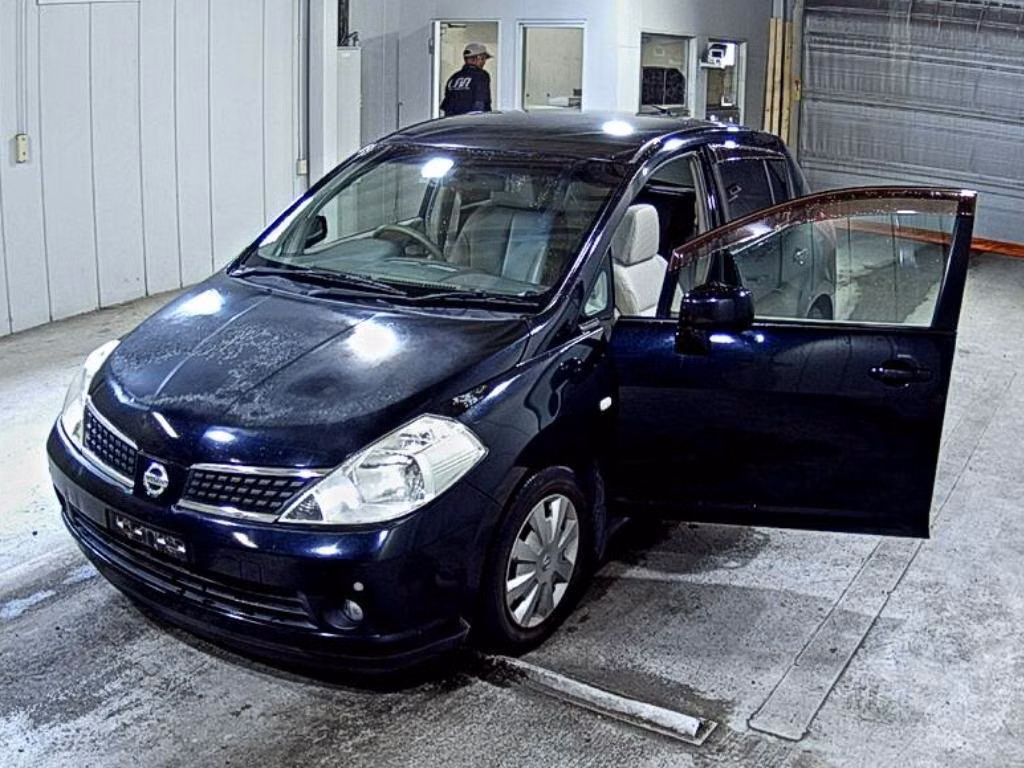 NISSAN TIIDA