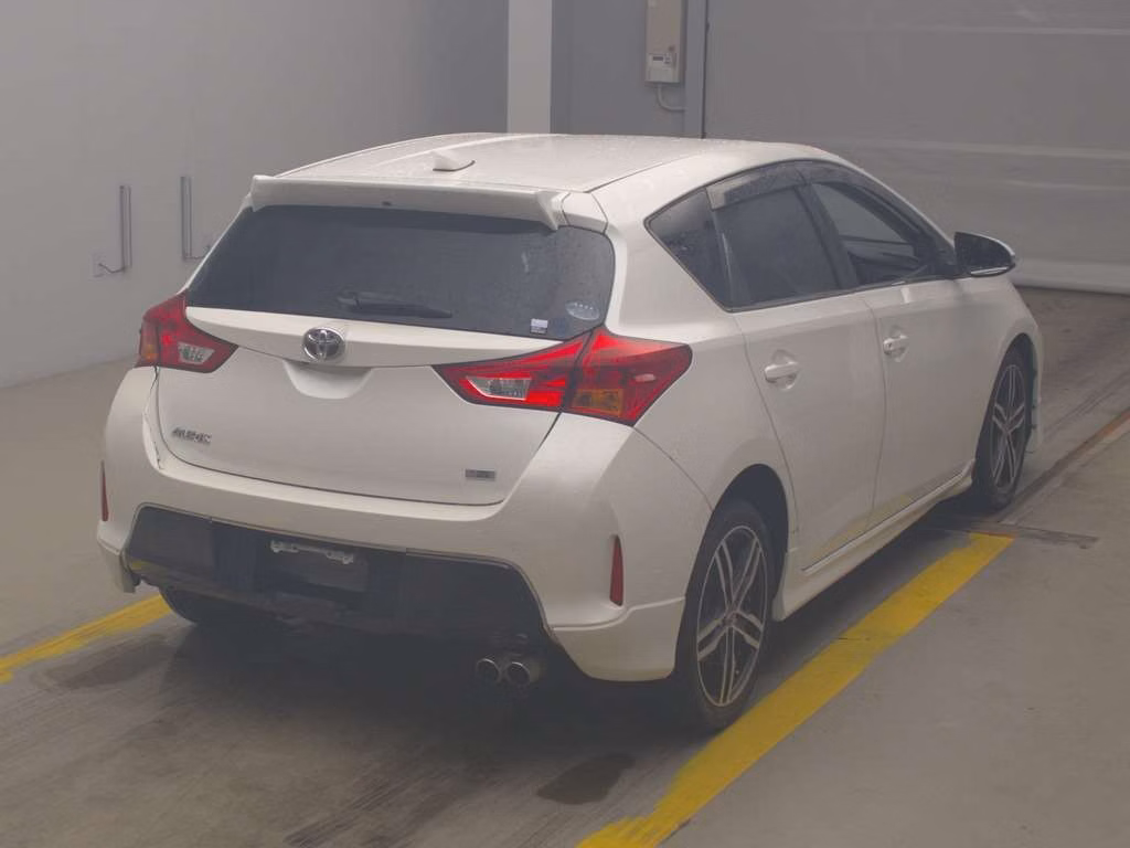 TOYOTA AURIS