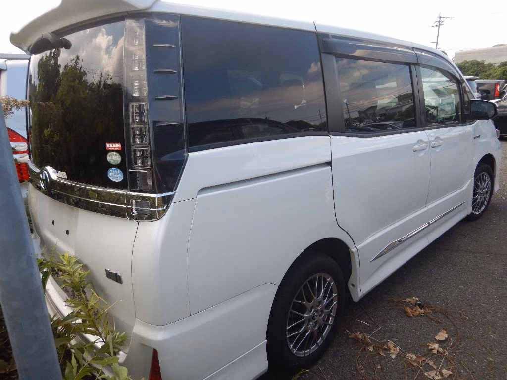 TOYOTA VOXY