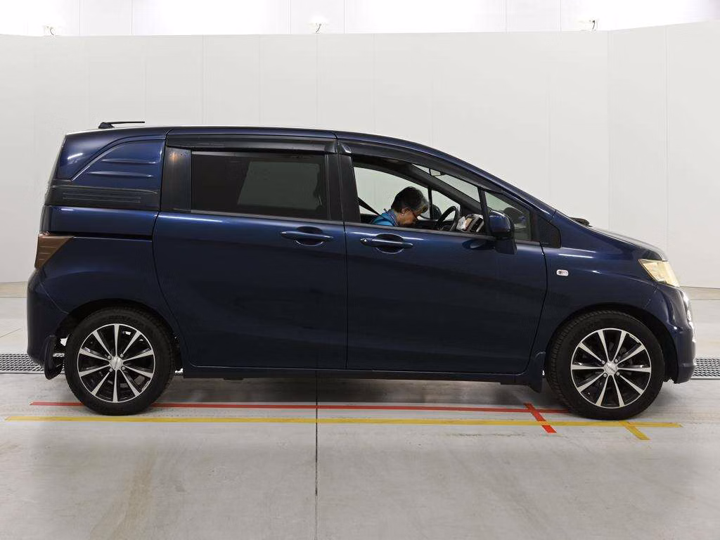 HONDA FREED SPIKE