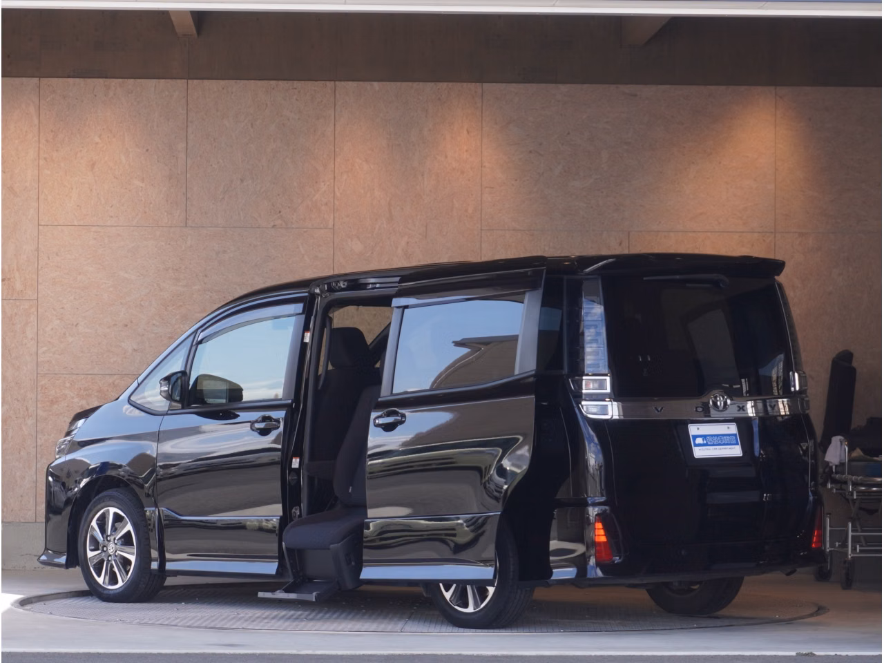 TOYOTA VOXY